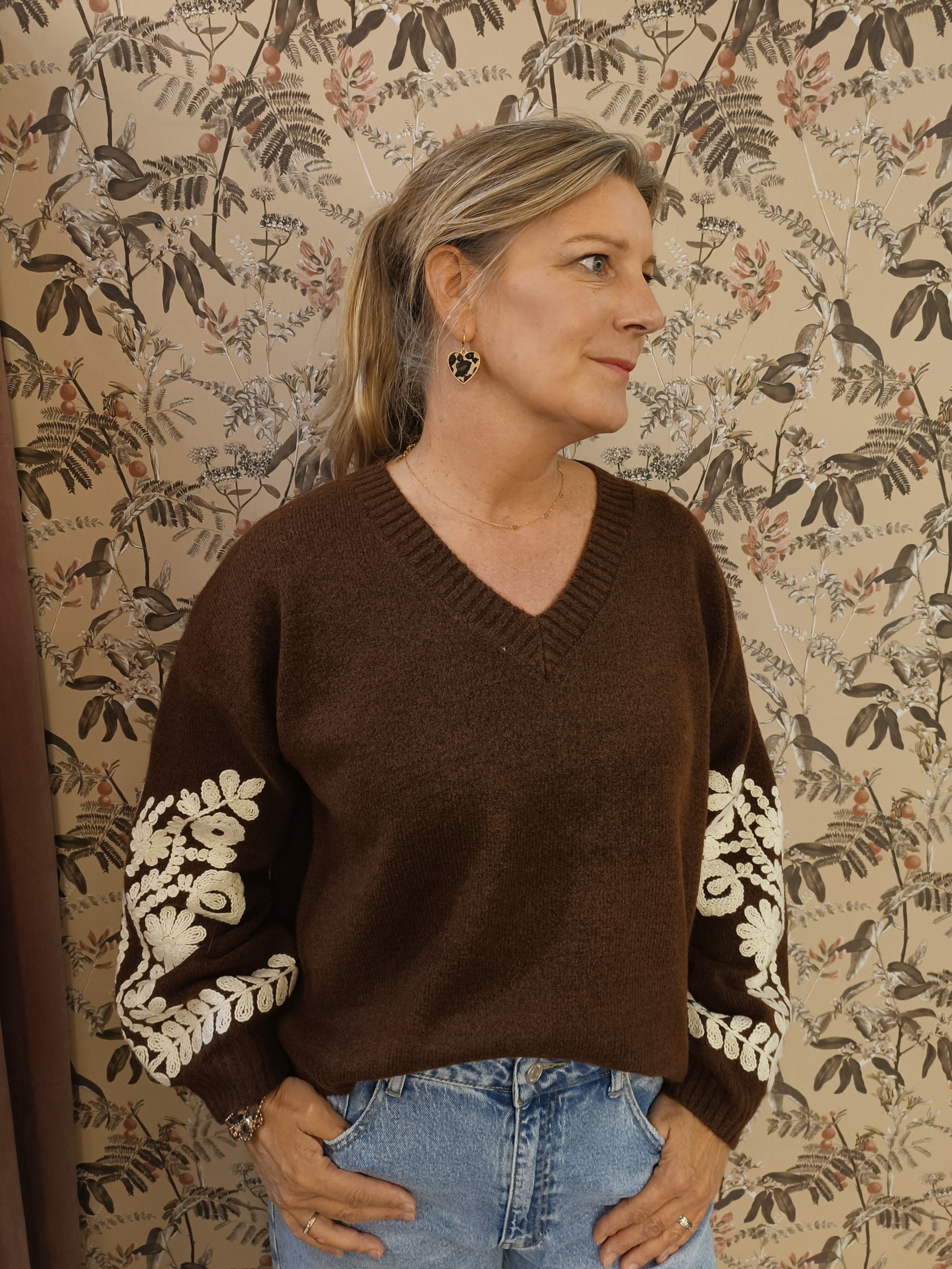 Trui bruin wit geborduurde bloemen