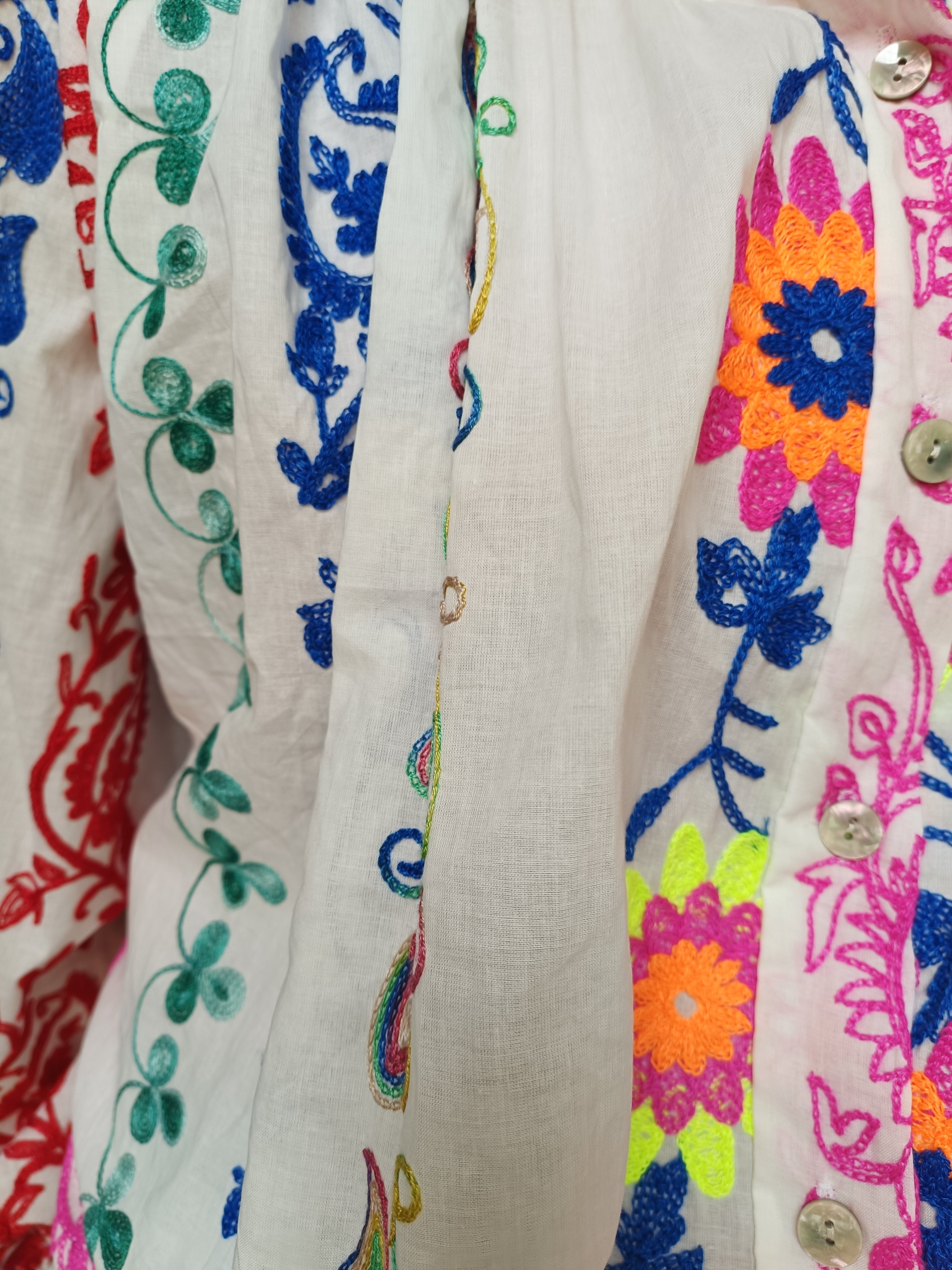 Blouse gekleurd geborduurd