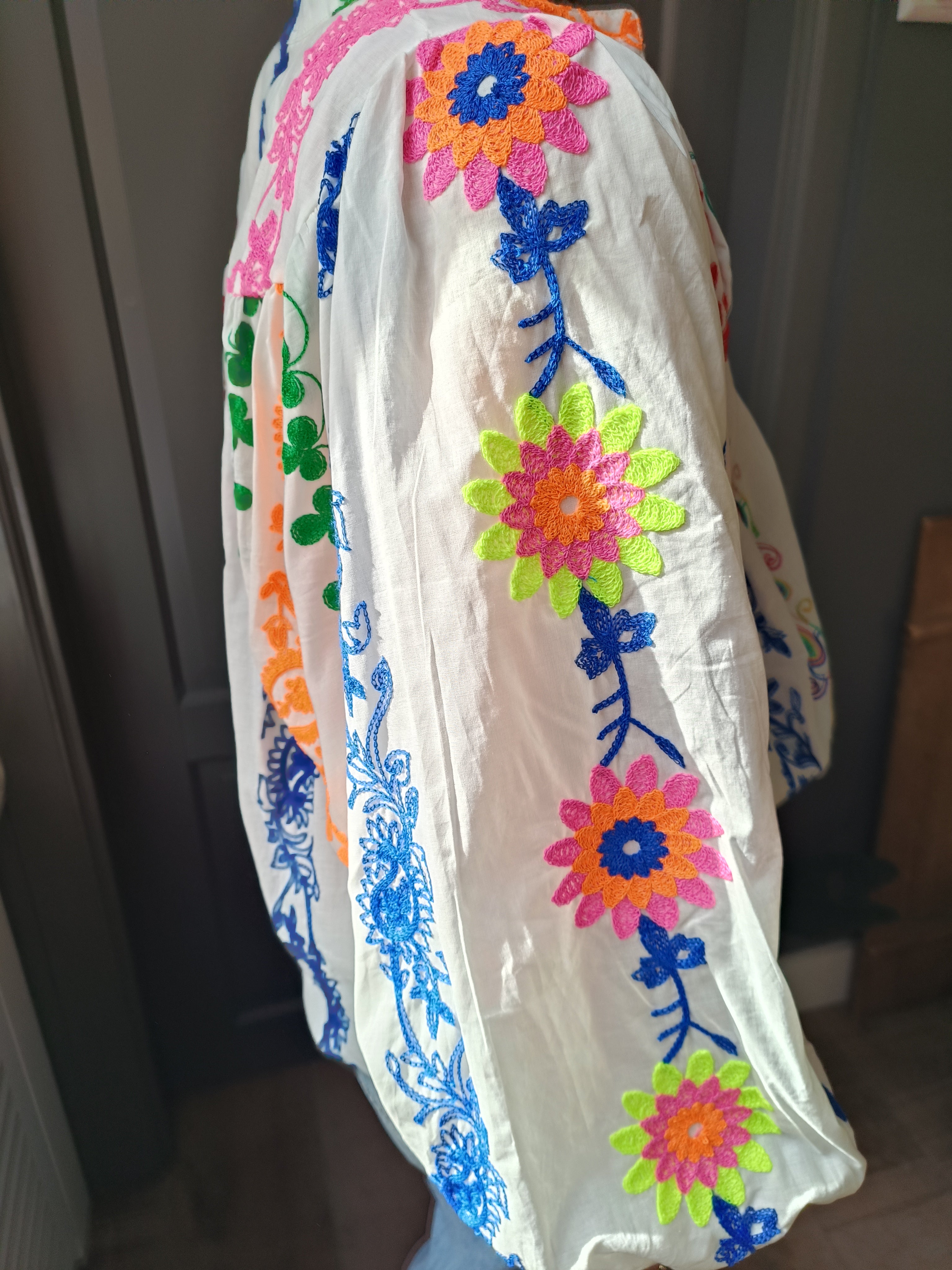 Blouse gekleurd geborduurd