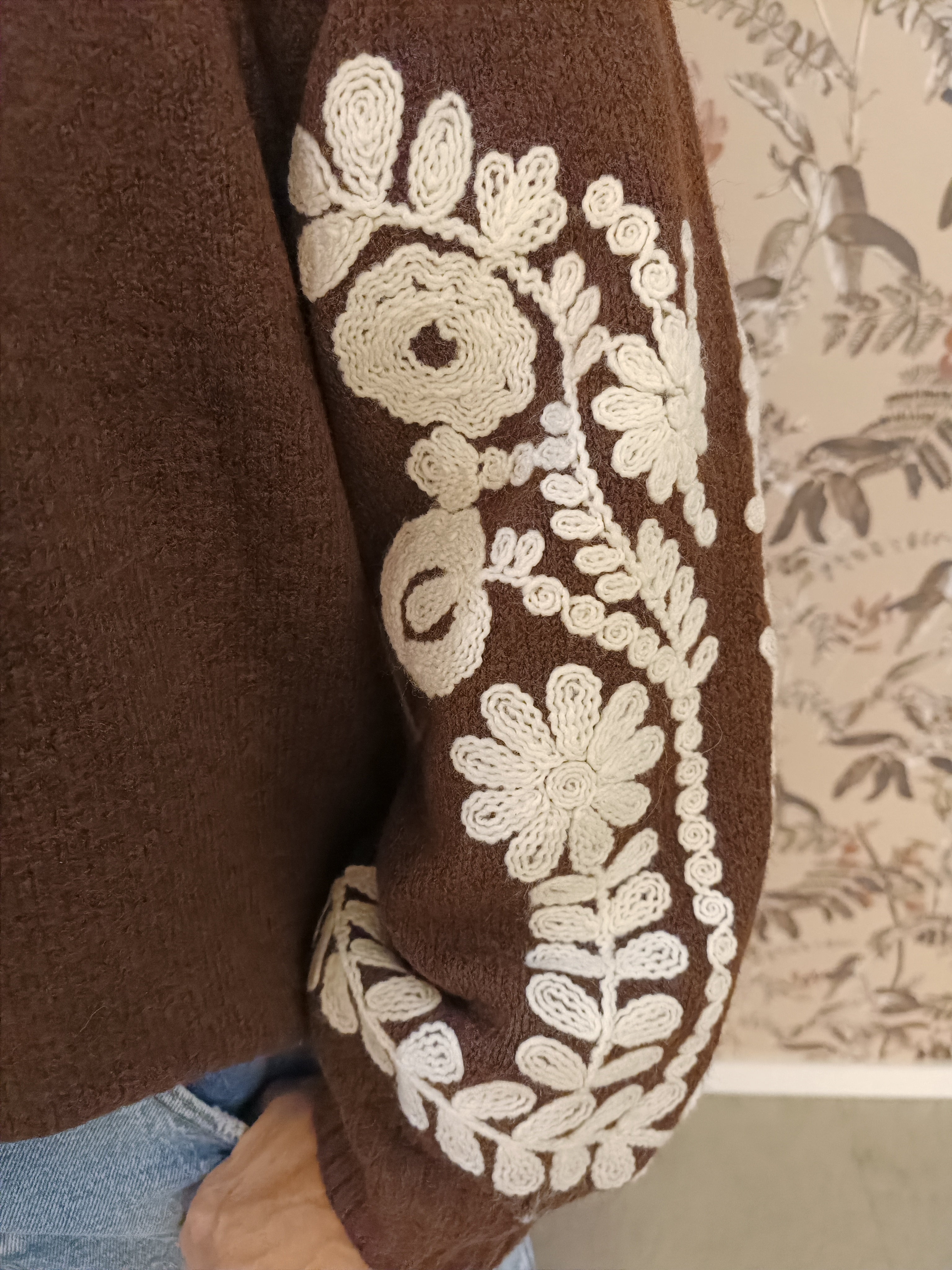 Trui bruin wit geborduurde bloemen